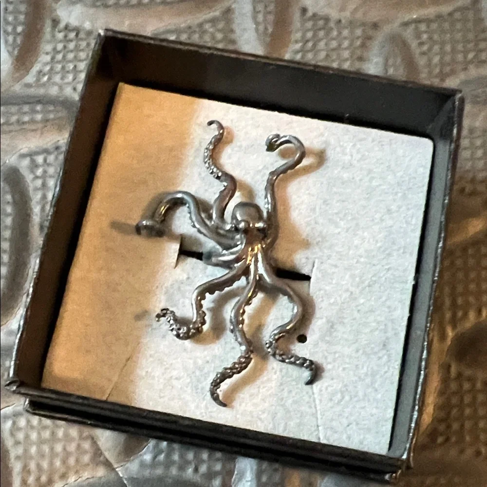 Octopus ear cuff - Picture 1 of 2
